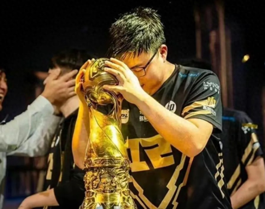 包含Rookie爆冷击败RNG，关键助攻引爆全场！的词条